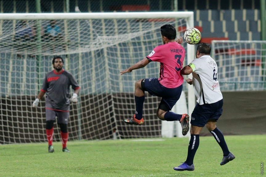 ނޮވެމްބަރ 30، 2016: މި ސަރުކާރަށް ތިން އަހަރު ފުރުން ފާހަގަކުރުމުގެ ގޮތުން ޔޫތް މިނިސްޓްރީ ޓީމަކާއި މަޖިލިސް މެމްބަރުންގެ ޓީމް ބައްދަލުކުރި އެކުވެރި ކަމުގެ ފުޓްބޯޅަ މެޗުގެ ތެރެއިން -- ސަން ފޮޓޯ/ ފަޔާޒު މޫސާ