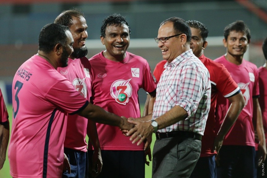 ނޮވެމްބަރ 30، 2016: މި ސަރުކާރަށް ތިން އަހަރު ފުރުން ފާހަގަކުރުމުގެ ގޮތުން ޔޫތް މިނިސްޓްރީ ޓީމަކާއި މަޖިލިސް މެމްބަރުންގެ ޓީމް ބައްދަލުކުރި އެކުވެރި ކަމުގެ ފުޓްބޯޅަ މެޗުގެ ތެރެއިން -- ސަން ފޮޓޯ/ ފަޔާޒު މޫސާ