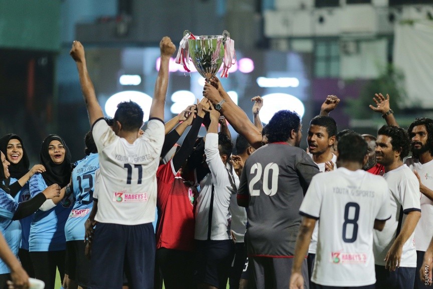 ނޮވެމްބަރ 30، 2016: މި ސަރުކާރަށް ތިން އަހަރު ފުރުން ފާހަގަކުރުމުގެ ގޮތުން ޔޫތް މިނިސްޓްރީ ޓީމަކާއި މަޖިލިސް މެމްބަރުންގެ ޓީމް ބައްދަލުކުރި އެކުވެރި ކަމުގެ ފުޓްބޯޅަ މެޗުގެ ތެރެއިން -- ސަން ފޮޓޯ/ ފަޔާޒު މޫސާ