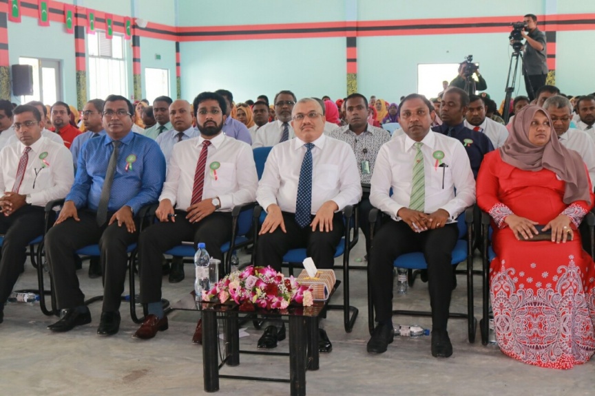 30 ނޮވެމްބަރ 2016: ޤައުމީ ދުވަހުގެ މުނާސަބަތުގައި  ގއ. ވިލިނގިލީގައި ބޭއްވެވި ރަސްމީ ޖަލްސާގެ ތެރެއިން--- ފޮޓޯ// ރައީސް އޮފީސް