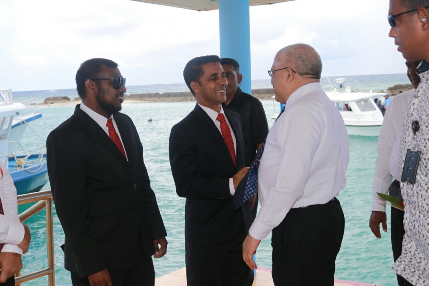 30 ނޮވެމްބަރ 2016: ޤައުމީ ދުވަހުގެ މުނާސަބަތުގައި  ގއ. ވިލިނގިލީގައި ބޭއްވެވި ރަސްމީ ޖަލްސާގެ ތެރެއިން--- ފޮޓޯ// ރައީސް އޮފީސް