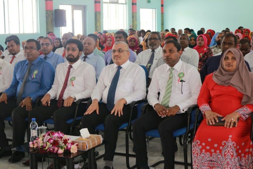 30 ނޮވެމްބަރ 2016: ޤައުމީ ދުވަހުގެ މުނާސަބަތުގައި  ގއ. ވިލިނގިލީގައި ބޭއްވެވި ރަސްމީ ޖަލްސާގެ ތެރެއިން--- ފޮޓޯ// ރައީސް އޮފީސް