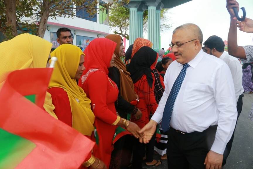 30 ނޮވެމްބަރ 2016: ޤައުމީ ދުވަހުގެ މުނާސަބަތުގައި  ގއ. ވިލިނގިލީގައި ބޭއްވެވި ރަސްމީ ޖަލްސާގެ ތެރެއިން--- ފޮޓޯ// ރައީސް އޮފީސް