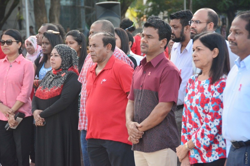 ޑިސެމްބަރ 1، 2016: ދުނިޔޭގައި ފާހަގަކުރާ އޭޑްސް ދުވަސް ރާއްޖޭގައި ފާހަގަކުރުމަށް ޖުމްހޫރީ މައިދާނުގައި ބޭއްވި ރަސްމިއްޔާތުގެ ތެރެއިން -- ސަން ފޮޓޯ/ ފަޔާޒު މޫސާ
