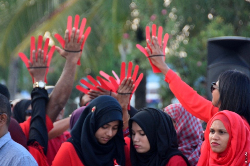 ޑިސެމްބަރ 1، 2016: ދުނިޔޭގައި ފާހަގަކުރާ އޭޑްސް ދުވަސް ރާއްޖޭގައި ފާހަގަކުރުމަށް ޖުމްހޫރީ މައިދާނުގައި ބޭއްވި ރަސްމިއްޔާތުގެ ތެރެއިން -- ސަން ފޮޓޯ/ ފަޔާޒު މޫސާ