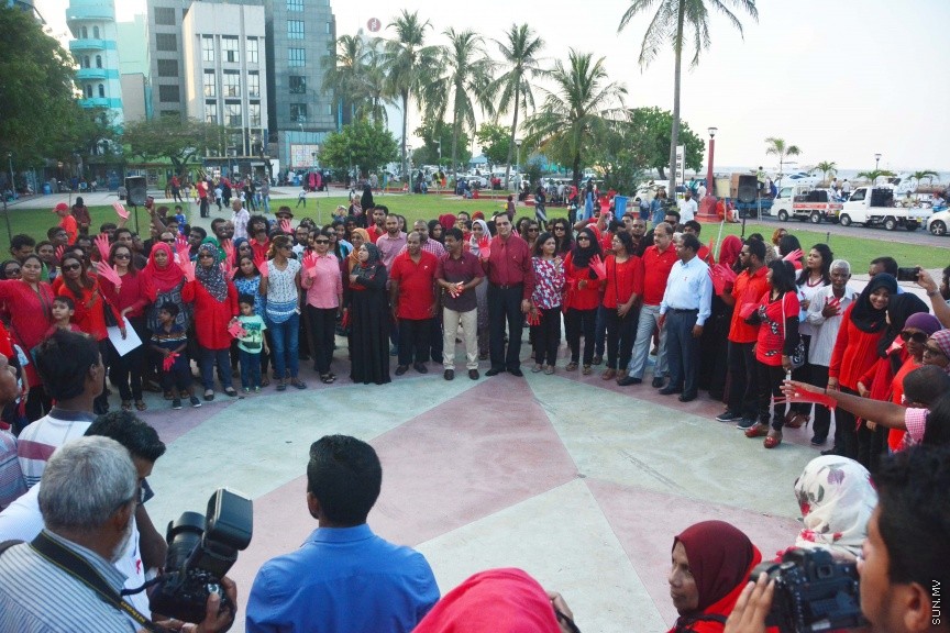 ޑިސެމްބަރ 1، 2016: ދުނިޔޭގައި ފާހަގަކުރާ އޭޑްސް ދުވަސް ރާއްޖޭގައި ފާހަގަކުރުމަށް ޖުމްހޫރީ މައިދާނުގައި ބޭއްވި ރަސްމިއްޔާތުގެ ތެރެއިން -- ސަން ފޮޓޯ/ ފަޔާޒު މޫސާ