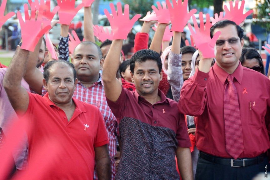 ޑިސެމްބަރ 1، 2016: ދުނިޔޭގައި ފާހަގަކުރާ އޭޑްސް ދުވަސް ރާއްޖޭގައި ފާހަގަކުރުމަށް ޖުމްހޫރީ މައިދާނުގައި ބޭއްވި ރަސްމިއްޔާތުގެ ތެރެއިން -- ސަން ފޮޓޯ/ ފަޔާޒު މޫސާ