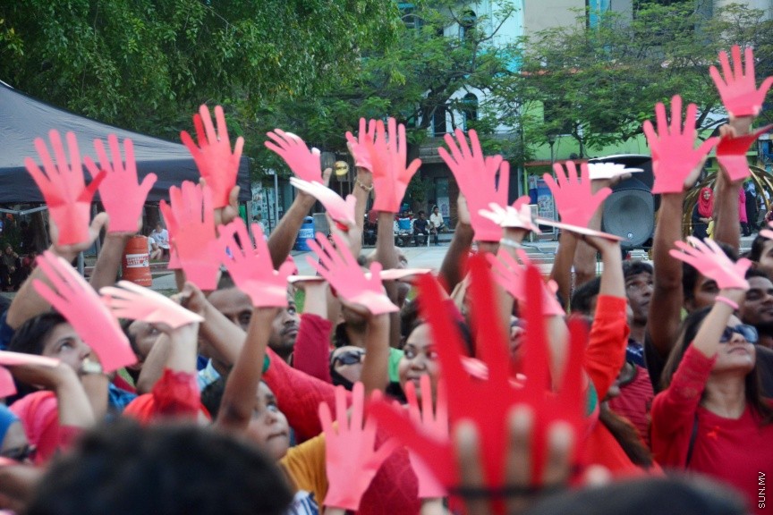 ޑިސެމްބަރ 1، 2016: ދުނިޔޭގައި ފާހަގަކުރާ އޭޑްސް ދުވަސް ރާއްޖޭގައި ފާހަގަކުރުމަށް ޖުމްހޫރީ މައިދާނުގައި ބޭއްވި ރަސްމިއްޔާތުގެ ތެރެއިން -- ސަން ފޮޓޯ/ ފަޔާޒު މޫސާ