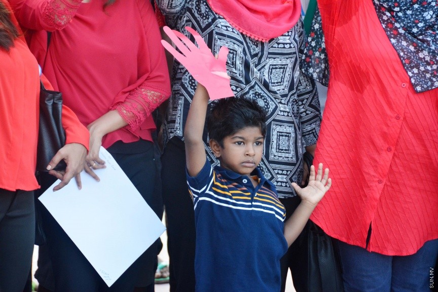 ޑިސެމްބަރ 1، 2016: ދުނިޔޭގައި ފާހަގަކުރާ އޭޑްސް ދުވަސް ރާއްޖޭގައި ފާހަގަކުރުމަށް ޖުމްހޫރީ މައިދާނުގައި ބޭއްވި ރަސްމިއްޔާތުގެ ތެރެއިން -- ސަން ފޮޓޯ/ ފަޔާޒު މޫސާ