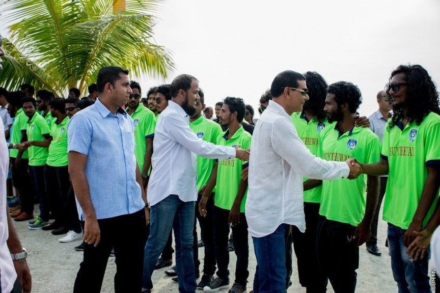 28 ނޮވެމްބަރ 2016: ސިޔާމް މައުރޫފް ސޮކަރ ކަޕް ހުޅުވުމުގެ ރަސްމިއްޔާތުގެ ތެރެއިން---ސަން ފޮޓޯ// އަލީ އާތިފް