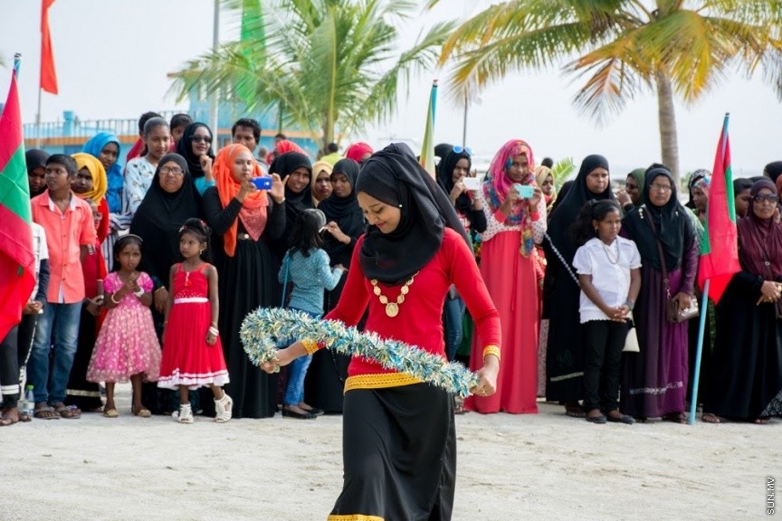 28 ނޮވެމްބަރ 2016: ސިޔާމް މައުރޫފް ސޮކަރ ކަޕް ހުޅުވުމުގެ ރަސްމިއްޔާތުގެ ތެރެއިން---ސަން ފޮޓޯ// އަލީ އާތިފް