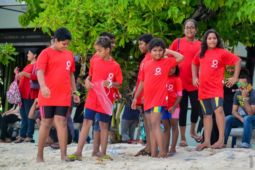 03 ޑިސެމްބަރ 2016: މިނިސްޓަރީ އޮފް ޖެންޑަރ އެންޑް ފެމެލީގެ ފަރާތުން ބައިނަލްއަޤްވާމީ ނުކުޅުދުންތެރިކަން ހުންނަކުދިންގެ ދުވަސް ފާހަގަކުރުމުގެ ގޮތުން މިއަދު އާޓްފިސިއަލް ބީޗްގައި ބޭއްވި ހަރަކާތުގެ ތެރެއިން: މި ހަރަކާތުގައި ސުރީލަންކާގެ ޕެރަ-ސުވިމިން ޗެމްޕިއަނުންނާއި ރާއްޖޭގެ ގައުމީ ޓީމްގެ ފެތުންތެރިން ވަނީ ބައިވެރިވެފަ---ސަން ފޮޓޯ// މުހައްމަދު އަފްރާހް