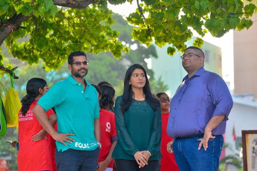 03 ޑިސެމްބަރ 2016: މިނިސްޓަރީ އޮފް ޖެންޑަރ އެންޑް ފެމެލީގެ ފަރާތުން ބައިނަލްއަޤްވާމީ ނުކުޅުދުންތެރިކަން ހުންނަކުދިންގެ ދުވަސް ފާހަގަކުރުމުގެ ގޮތުން މިއަދު އާޓްފިސިއަލް ބީޗްގައި ބޭއްވި ހަރަކާތުގެ ތެރެއިން: މި ހަރަކާތުގައި ސުރީލަންކާގެ ޕެރަ-ސުވިމިން ޗެމްޕިއަނުންނާއި ރާއްޖޭގެ ގައުމީ ޓީމްގެ ފެތުންތެރިން ވަނީ ބައިވެރިވެފަ---ސަން ފޮޓޯ// މުހައްމަދު އަފްރާހް