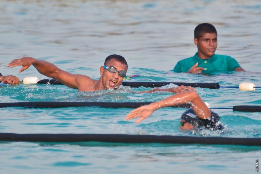 03 ޑިސެމްބަރ 2016: މިނިސްޓަރީ އޮފް ޖެންޑަރ އެންޑް ފެމެލީގެ ފަރާތުން ބައިނަލްއަޤްވާމީ ނުކުޅުދުންތެރިކަން ހުންނަކުދިންގެ ދުވަސް ފާހަގަކުރުމުގެ ގޮތުން މިއަދު އާޓްފިސިއަލް ބީޗްގައި ބޭއްވި ހަރަކާތުގެ ތެރެއިން: މި ހަރަކާތުގައި ސުރީލަންކާގެ ޕެރަ-ސުވިމިން ޗެމްޕިއަނުންނާއި ރާއްޖޭގެ ގައުމީ ޓީމްގެ ފެތުންތެރިން ވަނީ ބައިވެރިވެފަ---ސަން ފޮޓޯ// މުހައްމަދު އަފްރާހް