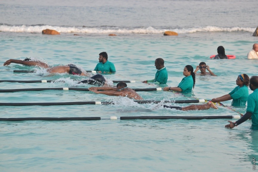 03 ޑިސެމްބަރ 2016: މިނިސްޓަރީ އޮފް ޖެންޑަރ އެންޑް ފެމެލީގެ ފަރާތުން ބައިނަލްއަޤްވާމީ ނުކުޅުދުންތެރިކަން ހުންނަކުދިންގެ ދުވަސް ފާހަގަކުރުމުގެ ގޮތުން މިއަދު އާޓްފިސިއަލް ބީޗްގައި ބޭއްވި ހަރަކާތުގެ ތެރެއިން: މި ހަރަކާތުގައި ސުރީލަންކާގެ ޕެރަ-ސުވިމިން ޗެމްޕިއަނުންނާއި ރާއްޖޭގެ ގައުމީ ޓީމްގެ ފެތުންތެރިން ވަނީ ބައިވެރިވެފަ---ސަން ފޮޓޯ// މުހައްމަދު އަފްރާހް