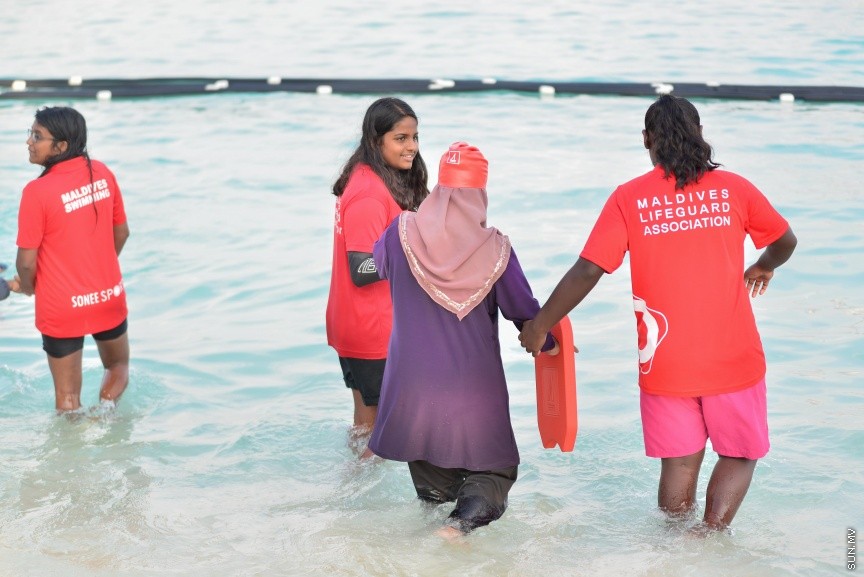 03 ޑިސެމްބަރ 2016: މިނިސްޓަރީ އޮފް ޖެންޑަރ އެންޑް ފެމެލީގެ ފަރާތުން ބައިނަލްއަޤްވާމީ ނުކުޅުދުންތެރިކަން ހުންނަކުދިންގެ ދުވަސް ފާހަގަކުރުމުގެ ގޮތުން މިއަދު އާޓްފިސިއަލް ބީޗްގައި ބޭއްވި ހަރަކާތުގެ ތެރެއިން: މި ހަރަކާތުގައި ސުރީލަންކާގެ ޕެރަ-ސުވިމިން ޗެމްޕިއަނުންނާއި ރާއްޖޭގެ ގައުމީ ޓީމްގެ ފެތުންތެރިން ވަނީ ބައިވެރިވެފަ---ސަން ފޮޓޯ// މުހައްމަދު އަފްރާހް
