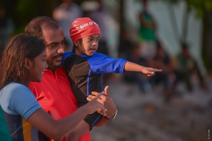 03 ޑިސެމްބަރ 2016: މިނިސްޓަރީ އޮފް ޖެންޑަރ އެންޑް ފެމެލީގެ ފަރާތުން ބައިނަލްއަޤްވާމީ ނުކުޅުދުންތެރިކަން ހުންނަކުދިންގެ ދުވަސް ފާހަގަކުރުމުގެ ގޮތުން މިއަދު އާޓްފިސިއަލް ބީޗްގައި ބޭއްވި ހަރަކާތުގެ ތެރެއިން: މި ހަރަކާތުގައި ސުރީލަންކާގެ ޕެރަ-ސުވިމިން ޗެމްޕިއަނުންނާއި ރާއްޖޭގެ ގައުމީ ޓީމްގެ ފެތުންތެރިން ވަނީ ބައިވެރިވެފަ---ސަން ފޮޓޯ// މުހައްމަދު އަފްރާހް