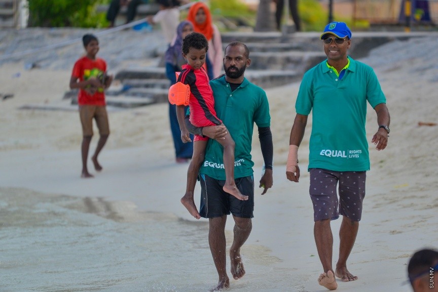 03 ޑިސެމްބަރ 2016: މިނިސްޓަރީ އޮފް ޖެންޑަރ އެންޑް ފެމެލީގެ ފަރާތުން ބައިނަލްއަޤްވާމީ ނުކުޅުދުންތެރިކަން ހުންނަކުދިންގެ ދުވަސް ފާހަގަކުރުމުގެ ގޮތުން މިއަދު އާޓްފިސިއަލް ބީޗްގައި ބޭއްވި ހަރަކާތުގެ ތެރެއިން: މި ހަރަކާތުގައި ސުރީލަންކާގެ ޕެރަ-ސުވިމިން ޗެމްޕިއަނުންނާއި ރާއްޖޭގެ ގައުމީ ޓީމްގެ ފެތުންތެރިން ވަނީ ބައިވެރިވެފަ---ސަން ފޮޓޯ// މުހައްމަދު އަފްރާހް