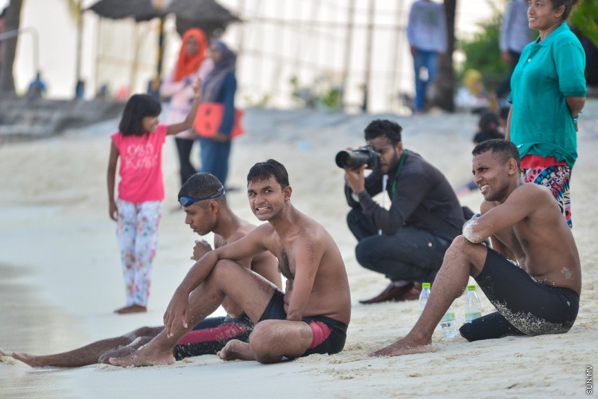 03 ޑިސެމްބަރ 2016: މިނިސްޓަރީ އޮފް ޖެންޑަރ އެންޑް ފެމެލީގެ ފަރާތުން ބައިނަލްއަޤްވާމީ ނުކުޅުދުންތެރިކަން ހުންނަކުދިންގެ ދުވަސް ފާހަގަކުރުމުގެ ގޮތުން މިއަދު އާޓްފިސިއަލް ބީޗްގައި ބޭއްވި ހަރަކާތުގެ ތެރެއިން: މި ހަރަކާތުގައި ސުރީލަންކާގެ ޕެރަ-ސުވިމިން ޗެމްޕިއަނުންނާއި ރާއްޖޭގެ ގައުމީ ޓީމްގެ ފެތުންތެރިން ވަނީ ބައިވެރިވެފަ---ސަން ފޮޓޯ// މުހައްމަދު އަފްރާހް