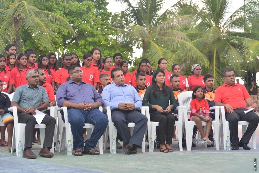 03 ޑިސެމްބަރ 2016: މިނިސްޓަރީ އޮފް ޖެންޑަރ އެންޑް ފެމެލީގެ ފަރާތުން ބައިނަލްއަޤްވާމީ ނުކުޅުދުންތެރިކަން ހުންނަކުދިންގެ ދުވަސް ފާހަގަކުރުމުގެ ގޮތުން މިއަދު އާޓްފިސިއަލް ބީޗްގައި ބޭއްވި ހަރަކާތުގެ ތެރެއިން: މި ހަރަކާތުގައި ސުރީލަންކާގެ ޕެރަ-ސުވިމިން ޗެމްޕިއަނުންނާއި ރާއްޖޭގެ ގައުމީ ޓީމްގެ ފެތުންތެރިން ވަނީ ބައިވެރިވެފަ---ސަން ފޮޓޯ// މުހައްމަދު އަފްރާހް
