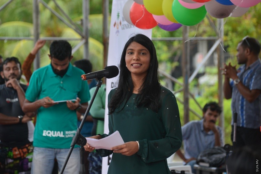 03 ޑިސެމްބަރ 2016: މިނިސްޓަރީ އޮފް ޖެންޑަރ އެންޑް ފެމެލީގެ ފަރާތުން ބައިނަލްއަޤްވާމީ ނުކުޅުދުންތެރިކަން ހުންނަކުދިންގެ ދުވަސް ފާހަގަކުރުމުގެ ގޮތުން މިއަދު އާޓްފިސިއަލް ބީޗްގައި ބޭއްވި ހަރަކާތުގެ ތެރެއިން: މި ހަރަކާތުގައި ސުރީލަންކާގެ ޕެރަ-ސުވިމިން ޗެމްޕިއަނުންނާއި ރާއްޖޭގެ ގައުމީ ޓީމްގެ ފެތުންތެރިން ވަނީ ބައިވެރިވެފަ---ސަން ފޮޓޯ// މުހައްމަދު އަފްރާހް