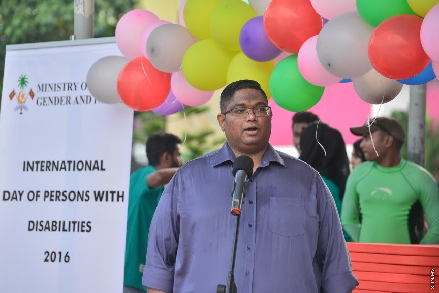 03 ޑިސެމްބަރ 2016: މިނިސްޓަރީ އޮފް ޖެންޑަރ އެންޑް ފެމެލީގެ ފަރާތުން ބައިނަލްއަޤްވާމީ ނުކުޅުދުންތެރިކަން ހުންނަކުދިންގެ ދުވަސް ފާހަގަކުރުމުގެ ގޮތުން މިއަދު އާޓްފިސިއަލް ބީޗްގައި ބޭއްވި ހަރަކާތުގެ ތެރެއިން: މި ހަރަކާތުގައި ސުރީލަންކާގެ ޕެރަ-ސުވިމިން ޗެމްޕިއަނުންނާއި ރާއްޖޭގެ ގައުމީ ޓީމްގެ ފެތުންތެރިން ވަނީ ބައިވެރިވެފަ---ސަން ފޮޓޯ// މުހައްމަދު އަފްރާހް