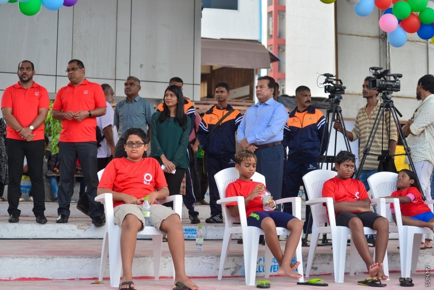 03 ޑިސެމްބަރ 2016: މިނިސްޓަރީ އޮފް ޖެންޑަރ އެންޑް ފެމެލީގެ ފަރާތުން ބައިނަލްއަޤްވާމީ ނުކުޅުދުންތެރިކަން ހުންނަކުދިންގެ ދުވަސް ފާހަގަކުރުމުގެ ގޮތުން މިއަދު އާޓްފިސިއަލް ބީޗްގައި ބޭއްވި ހަރަކާތުގެ ތެރެއިން: މި ހަރަކާތުގައި ސުރީލަންކާގެ ޕެރަ-ސުވިމިން ޗެމްޕިއަނުންނާއި ރާއްޖޭގެ ގައުމީ ޓީމްގެ ފެތުންތެރިން ވަނީ ބައިވެރިވެފަ---ސަން ފޮޓޯ// މުހައްމަދު އަފްރާހް
