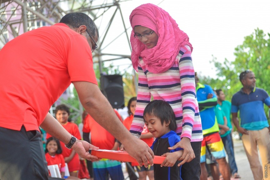03 ޑިސެމްބަރ 2016: މިނިސްޓަރީ އޮފް ޖެންޑަރ އެންޑް ފެމެލީގެ ފަރާތުން ބައިނަލްއަޤްވާމީ ނުކުޅުދުންތެރިކަން ހުންނަކުދިންގެ ދުވަސް ފާހަގަކުރުމުގެ ގޮތުން މިއަދު އާޓްފިސިއަލް ބީޗްގައި ބޭއްވި ހަރަކާތުގެ ތެރެއިން: މި ހަރަކާތުގައި ސުރީލަންކާގެ ޕެރަ-ސުވިމިން ޗެމްޕިއަނުންނާއި ރާއްޖޭގެ ގައުމީ ޓީމްގެ ފެތުންތެރިން ވަނީ ބައިވެރިވެފަ---ސަން ފޮޓޯ// މުހައްމަދު އަފްރާހް