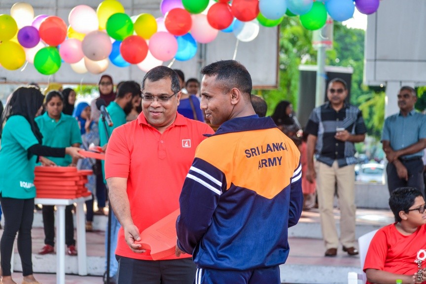03 ޑިސެމްބަރ 2016: މިނިސްޓަރީ އޮފް ޖެންޑަރ އެންޑް ފެމެލީގެ ފަރާތުން ބައިނަލްއަޤްވާމީ ނުކުޅުދުންތެރިކަން ހުންނަކުދިންގެ ދުވަސް ފާހަގަކުރުމުގެ ގޮތުން މިއަދު އާޓްފިސިއަލް ބީޗްގައި ބޭއްވި ހަރަކާތުގެ ތެރެއިން: މި ހަރަކާތުގައި ސުރީލަންކާގެ ޕެރަ-ސުވިމިން ޗެމްޕިއަނުންނާއި ރާއްޖޭގެ ގައުމީ ޓީމްގެ ފެތުންތެރިން ވަނީ ބައިވެރިވެފަ---ސަން ފޮޓޯ// މުހައްމަދު އަފްރާހް