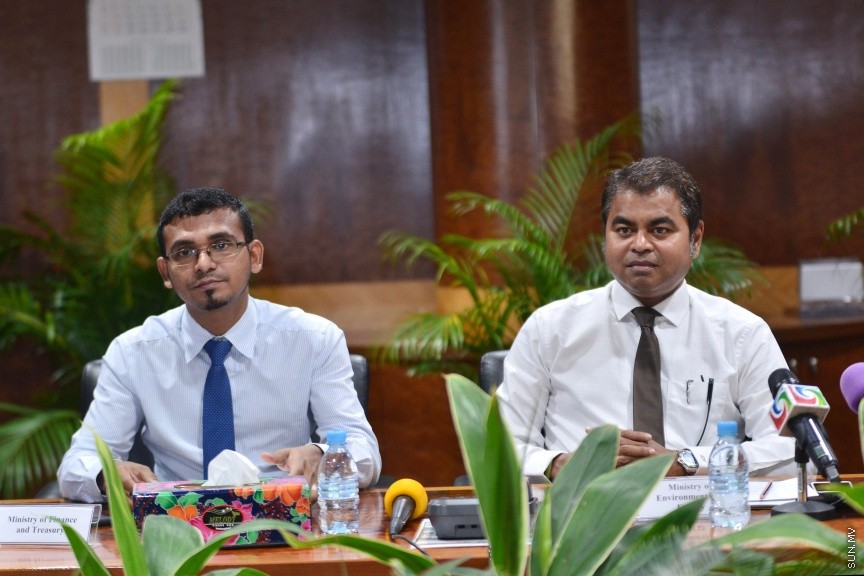 ޑިސެމްބަރ 7، 2016: ގްރޭޓާ މާލެ ސަރަހައްދާއި ވ. އަތޮޅާއި އަރިއަތޮޅުގައި ކުނި މެނޭޖްކުރުމުގެ މަޝްރޫޢު ކުރިއަށް ގެންދިއުމަށްޓަކައި ބޭނުންވާ ފައިސާ ހޯދުމަށް ދިވެހި ސަރުކާރުން އޭޝިއަން ޑިވެލޮޕްމެންޓް ބޭންކް (އޭޑީބީ)އާއި އެކު ކުރިއަށް ގެންދިޔަ މަޝްވަރާ ބައްދަލުވުމުގެ ތެރެއިން -- ސަން ފޮޓޯ/ ފަޔާޒު މޫސާ