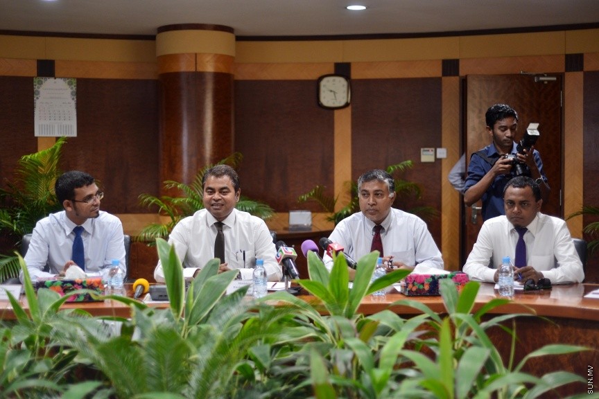 ޑިސެމްބަރ 7، 2016: ގްރޭޓާ މާލެ ސަރަހައްދާއި ވ. އަތޮޅާއި އަރިއަތޮޅުގައި ކުނި މެނޭޖްކުރުމުގެ މަޝްރޫޢު ކުރިއަށް ގެންދިއުމަށްޓަކައި ބޭނުންވާ ފައިސާ ހޯދުމަށް ދިވެހި ސަރުކާރުން އޭޝިއަން ޑިވެލޮޕްމެންޓް ބޭންކް (އޭޑީބީ)އާއި އެކު ކުރިއަށް ގެންދިޔަ މަޝްވަރާ ބައްދަލުވުމުގެ ތެރެއިން -- ސަން ފޮޓޯ/ ފަޔާޒު މޫސާ