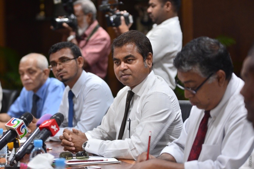 ޑިސެމްބަރ 7، 2016: ގްރޭޓާ މާލެ ސަރަހައްދާއި ވ. އަތޮޅާއި އަރިއަތޮޅުގައި ކުނި މެނޭޖްކުރުމުގެ މަޝްރޫޢު ކުރިއަށް ގެންދިއުމަށްޓަކައި ބޭނުންވާ ފައިސާ ހޯދުމަށް ދިވެހި ސަރުކާރުން އޭޝިއަން ޑިވެލޮޕްމެންޓް ބޭންކް (އޭޑީބީ)އާއި އެކު ކުރިއަށް ގެންދިޔަ މަޝްވަރާ ބައްދަލުވުމުގެ ތެރެއިން -- ސަން ފޮޓޯ/ ފަޔާޒު މޫސާ
