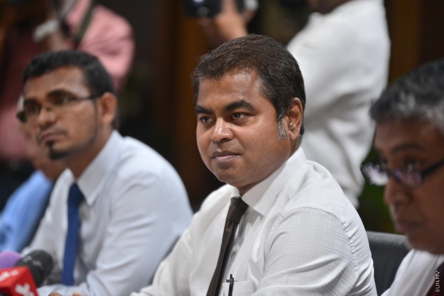 ޑިސެމްބަރ 7، 2016: ގްރޭޓާ މާލެ ސަރަހައްދާއި ވ. އަތޮޅާއި އަރިއަތޮޅުގައި ކުނި މެނޭޖްކުރުމުގެ މަޝްރޫޢު ކުރިއަށް ގެންދިއުމަށްޓަކައި ބޭނުންވާ ފައިސާ ހޯދުމަށް ދިވެހި ސަރުކާރުން އޭޝިއަން ޑިވެލޮޕްމެންޓް ބޭންކް (އޭޑީބީ)އާއި އެކު ކުރިއަށް ގެންދިޔަ މަޝްވަރާ ބައްދަލުވުމުގެ ތެރެއިން -- ސަން ފޮޓޯ/ ފަޔާޒު މޫސާ