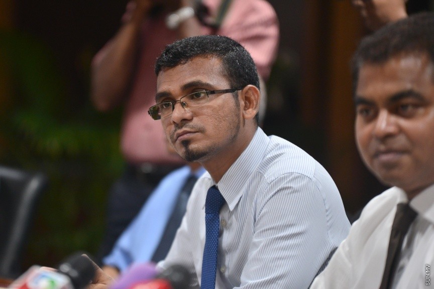 ޑިސެމްބަރ 7، 2016: ގްރޭޓާ މާލެ ސަރަހައްދާއި ވ. އަތޮޅާއި އަރިއަތޮޅުގައި ކުނި މެނޭޖްކުރުމުގެ މަޝްރޫޢު ކުރިއަށް ގެންދިއުމަށްޓަކައި ބޭނުންވާ ފައިސާ ހޯދުމަށް ދިވެހި ސަރުކާރުން އޭޝިއަން ޑިވެލޮޕްމެންޓް ބޭންކް (އޭޑީބީ)އާއި އެކު ކުރިއަށް ގެންދިޔަ މަޝްވަރާ ބައްދަލުވުމުގެ ތެރެއިން -- ސަން ފޮޓޯ/ ފަޔާޒު މޫސާ