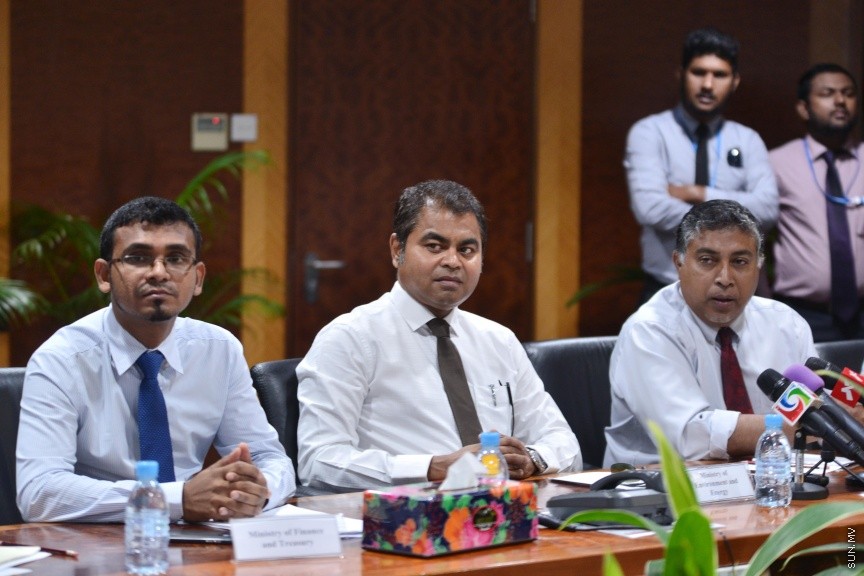 ޑިސެމްބަރ 7، 2016: ގްރޭޓާ މާލެ ސަރަހައްދާއި ވ. އަތޮޅާއި އަރިއަތޮޅުގައި ކުނި މެނޭޖްކުރުމުގެ މަޝްރޫޢު ކުރިއަށް ގެންދިއުމަށްޓަކައި ބޭނުންވާ ފައިސާ ހޯދުމަށް ދިވެހި ސަރުކާރުން އޭޝިއަން ޑިވެލޮޕްމެންޓް ބޭންކް (އޭޑީބީ)އާއި އެކު ކުރިއަށް ގެންދިޔަ މަޝްވަރާ ބައްދަލުވުމުގެ ތެރެއިން -- ސަން ފޮޓޯ/ ފަޔާޒު މޫސާ