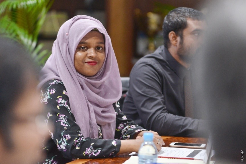 ޑިސެމްބަރ 7، 2016: ގްރޭޓާ މާލެ ސަރަހައްދާއި ވ. އަތޮޅާއި އަރިއަތޮޅުގައި ކުނި މެނޭޖްކުރުމުގެ މަޝްރޫޢު ކުރިއަށް ގެންދިއުމަށްޓަކައި ބޭނުންވާ ފައިސާ ހޯދުމަށް ދިވެހި ސަރުކާރުން އޭޝިއަން ޑިވެލޮޕްމެންޓް ބޭންކް (އޭޑީބީ)އާއި އެކު ކުރިއަށް ގެންދިޔަ މަޝްވަރާ ބައްދަލުވުމުގެ ތެރެއިން -- ސަން ފޮޓޯ/ ފަޔާޒު މޫސާ