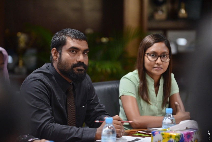 ޑިސެމްބަރ 7، 2016: ގްރޭޓާ މާލެ ސަރަހައްދާއި ވ. އަތޮޅާއި އަރިއަތޮޅުގައި ކުނި މެނޭޖްކުރުމުގެ މަޝްރޫޢު ކުރިއަށް ގެންދިއުމަށްޓަކައި ބޭނުންވާ ފައިސާ ހޯދުމަށް ދިވެހި ސަރުކާރުން އޭޝިއަން ޑިވެލޮޕްމެންޓް ބޭންކް (އޭޑީބީ)އާއި އެކު ކުރިއަށް ގެންދިޔަ މަޝްވަރާ ބައްދަލުވުމުގެ ތެރެއިން -- ސަން ފޮޓޯ/ ފަޔާޒު މޫސާ