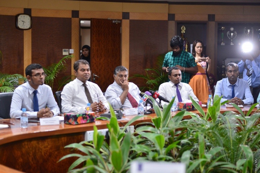 ޑިސެމްބަރ 7، 2016: ގްރޭޓާ މާލެ ސަރަހައްދާއި ވ. އަތޮޅާއި އަރިއަތޮޅުގައި ކުނި މެނޭޖްކުރުމުގެ މަޝްރޫޢު ކުރިއަށް ގެންދިއުމަށްޓަކައި ބޭނުންވާ ފައިސާ ހޯދުމަށް ދިވެހި ސަރުކާރުން އޭޝިއަން ޑިވެލޮޕްމެންޓް ބޭންކް (އޭޑީބީ)އާއި އެކު ކުރިއަށް ގެންދިޔަ މަޝްވަރާ ބައްދަލުވުމުގެ ތެރެއިން -- ސަން ފޮޓޯ/ ފަޔާޒު މޫސާ