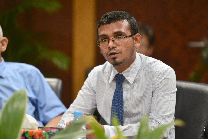 ޑިސެމްބަރ 7، 2016: ގްރޭޓާ މާލެ ސަރަހައްދާއި ވ. އަތޮޅާއި އަރިއަތޮޅުގައި ކުނި މެނޭޖްކުރުމުގެ މަޝްރޫޢު ކުރިއަށް ގެންދިއުމަށްޓަކައި ބޭނުންވާ ފައިސާ ހޯދުމަށް ދިވެހި ސަރުކާރުން އޭޝިއަން ޑިވެލޮޕްމެންޓް ބޭންކް (އޭޑީބީ)އާއި އެކު ކުރިއަށް ގެންދިޔަ މަޝްވަރާ ބައްދަލުވުމުގެ ތެރެއިން -- ސަން ފޮޓޯ/ ފަޔާޒު މޫސާ