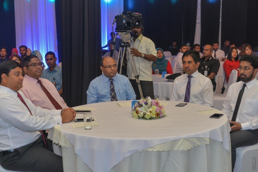 ރާއްޖޭގެ ގާނޫނުތަކުގެ ފޮތްބައި އިފްތިތާހްކުރުމާއި ނޭޝަނަލް ހިއުމަން ރައިޓްސް ފްރޭމްވާކް ނެރުމަށް ދަރުބާރުގޭގައި ބޭއްވި ރަސްމިއްޔާތުގެ ތެރެއިން---ސަން ފޮޓޯ