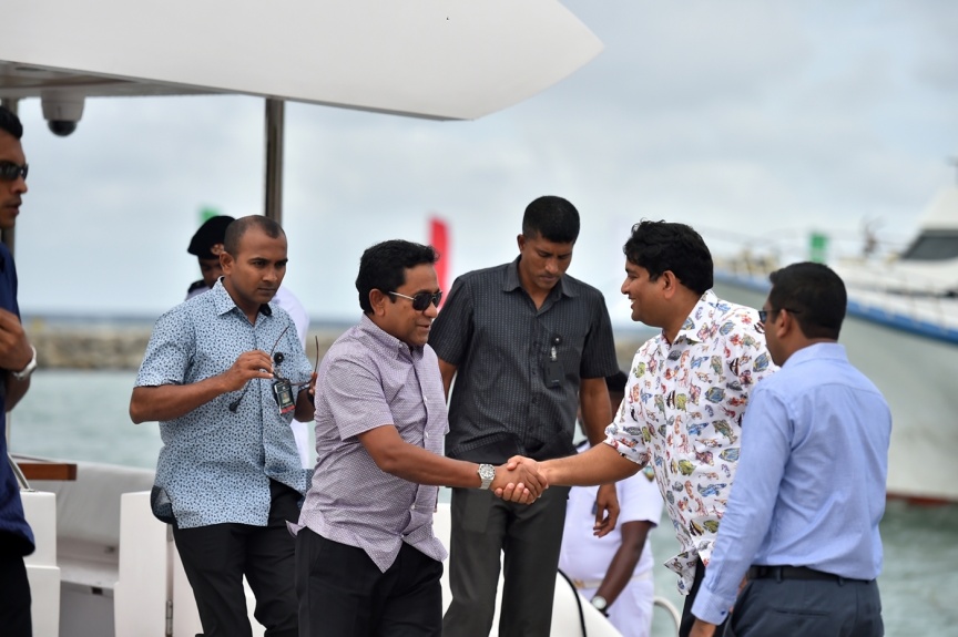 ޑިސެމްބަރު 13، 2016: ރައީސް ޔާމިން ގއ. އަތޮޅުގެ ދެ ރަށަކަށް ކުރައްވާ ދަތުރުފުޅުގެ ތެރެއިން ގއ.ގެމަނަފުއްޓަށް ވަޑައިގަތުން--ފޮޓޯ/ރައީސް އޮފީސް