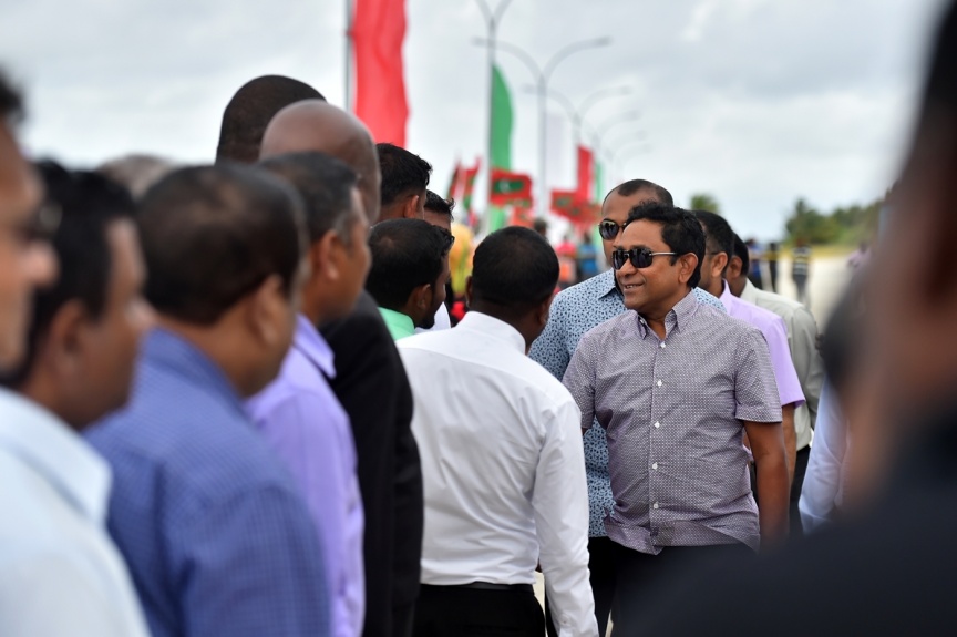 ޑިސެމްބަރު 13، 2016: ރައީސް ޔާމިން ގއ. އަތޮޅުގެ ދެ ރަށަކަށް ކުރައްވާ ދަތުރުފުޅުގެ ތެރެއިން ގއ.ގެމަނަފުއްޓަށް ވަޑައިގަތުން--ފޮޓޯ/ރައީސް އޮފީސް