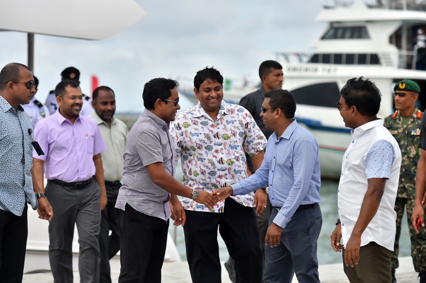 ޑިސެމްބަރު 13، 2016: ރައީސް ޔާމިން ގއ. އަތޮޅުގެ ދެ ރަށަކަށް ކުރައްވާ ދަތުރުފުޅުގެ ތެރެއިން ގއ.ގެމަނަފުއްޓަށް ވަޑައިގަތުން--ފޮޓޯ/ރައީސް އޮފީސް
