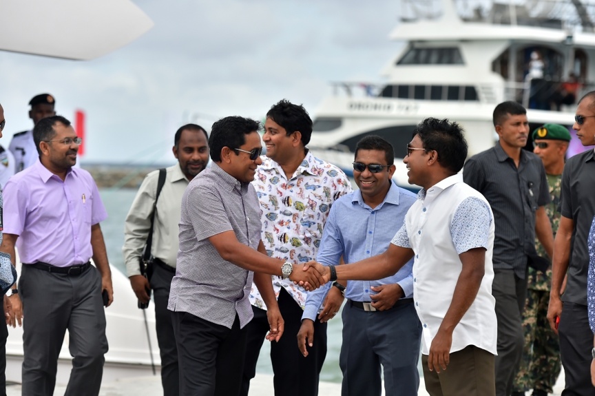 ޑިސެމްބަރު 13، 2016: ރައީސް ޔާމިން ގއ. އަތޮޅުގެ ދެ ރަށަކަށް ކުރައްވާ ދަތުރުފުޅުގެ ތެރެއިން ގއ.ގެމަނަފުއްޓަށް ވަޑައިގަތުން--ފޮޓޯ/ރައީސް އޮފީސް