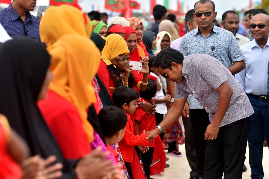 ޑިސެމްބަރު 13، 2016: ރައީސް ޔާމިން ގއ. އަތޮޅުގެ ދެ ރަށަކަށް ކުރައްވާ ދަތުރުފުޅުގެ ތެރެއިން ގއ.ގެމަނަފުއްޓަށް ވަޑައިގަތުން--ފޮޓޯ/ރައީސް އޮފީސް