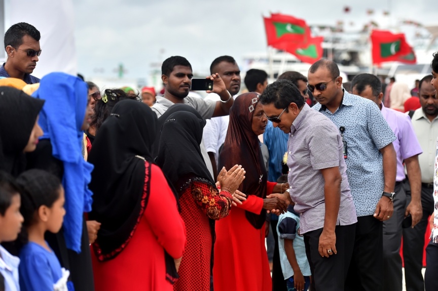 ޑިސެމްބަރު 13، 2016: ރައީސް ޔާމިން ގއ. އަތޮޅުގެ ދެ ރަށަކަށް ކުރައްވާ ދަތުރުފުޅުގެ ތެރެއިން ގއ.ގެމަނަފުއްޓަށް ވަޑައިގަތުން--ފޮޓޯ/ރައީސް އޮފީސް