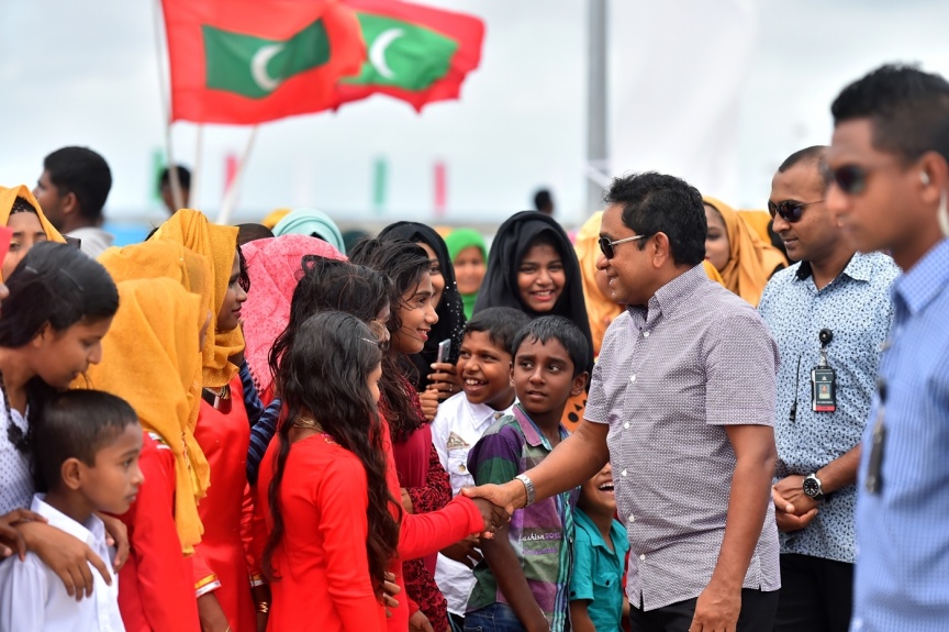 ޑިސެމްބަރު 13، 2016: ރައީސް ޔާމިން ގއ. އަތޮޅުގެ ދެ ރަށަކަށް ކުރައްވާ ދަތުރުފުޅުގެ ތެރެއިން ގއ.ގެމަނަފުއްޓަށް ވަޑައިގަތުން--ފޮޓޯ/ރައީސް އޮފީސް