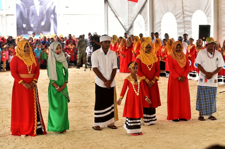 ޑިސެމްބަރު 13، 2016: ރައީސް ޔާމިން ގއ. އަތޮޅުގެ ދެ ރަށަކަށް ކުރައްވާ ދަތުރުފުޅުގެ ތެރެއިން ގއ.ގެމަނަފުއްޓަށް ވަޑައިގަތުން--ފޮޓޯ/ރައީސް އޮފީސް