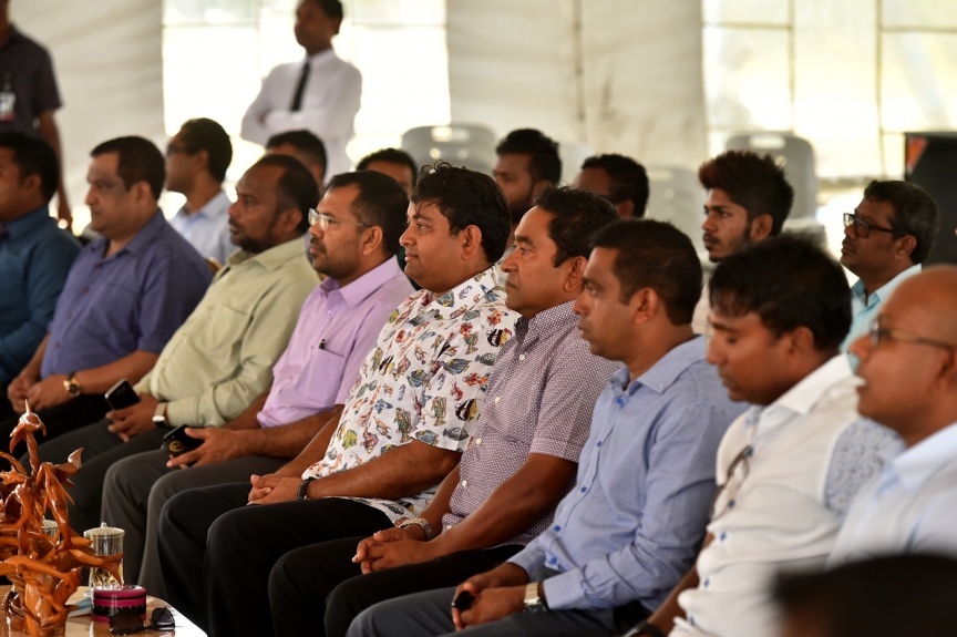 ޑިސެމްބަރު 13، 2016: ރައީސް ޔާމިން ގއ. އަތޮޅުގެ ދެ ރަށަކަށް ކުރައްވާ ދަތުރުފުޅުގެ ތެރެއިން ގއ.ގެމަނަފުއްޓަށް ވަޑައިގަތުން--ފޮޓޯ/ރައީސް އޮފީސް
