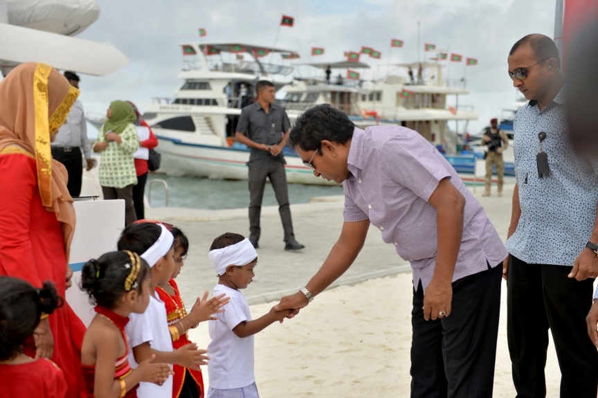 ޑިސެމްބަރު 13، 2016: ރައީސް ޔާމިން ގއ. އަތޮޅުގެ ދެ ރަށަކަށް ކުރައްވާ ދަތުރުފުޅުގެ ތެރެއިން ގއ.ގެމަނަފުއްޓަށް ވަޑައިގަތުން--ފޮޓޯ/ރައީސް އޮފީސް